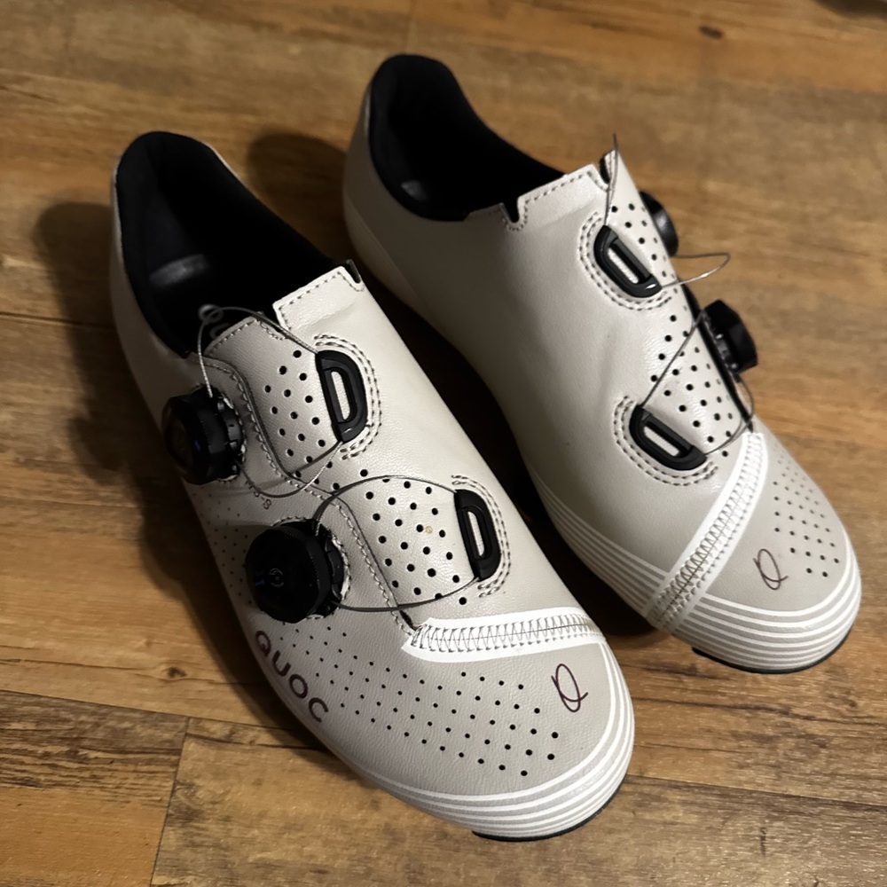Neutral White Men’s Cycling Shoes with Micro-Adjust Closures